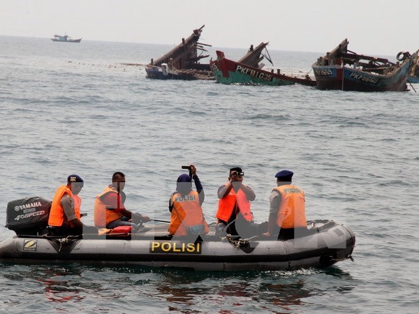 Indonesia hunde decenas de pesqueros ilicitos en sus aguas hinh anh 1