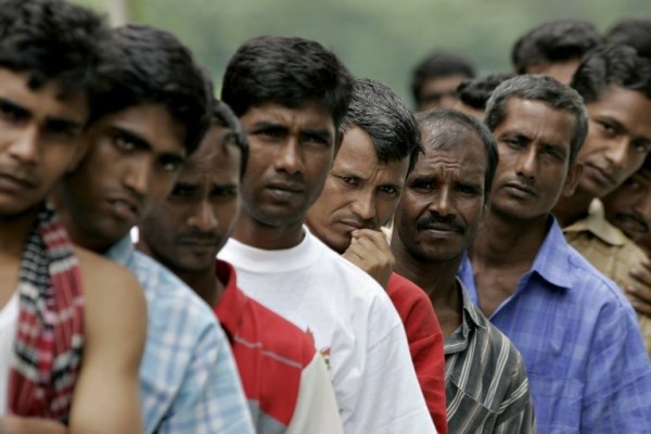 Malasia detiene a mas de 400 trabajadores extranjeros ilegales hinh anh 1