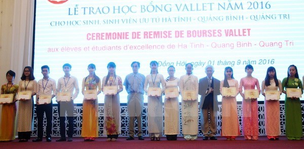 Entregan becas a estudiantes destacados de Vietnam hinh anh 1