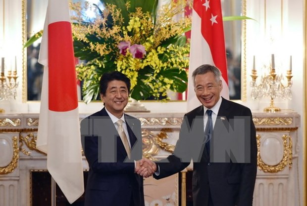 Lideres de Japon y Singapur discuten asuntos de TPP y de Mar del Este hinh anh 1