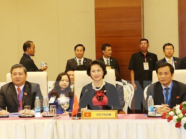 Parlamentos de ASEAN se comprometen a cooperar para resolver desafios hinh anh 1
