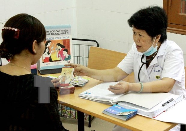 Hanoi ofrece asistencia de seguro medico a portadores de HIV hinh anh 1