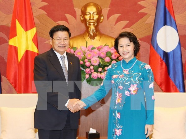 Presidenta del Parlamento de Vietnam se reune con premier laosiano hinh anh 1