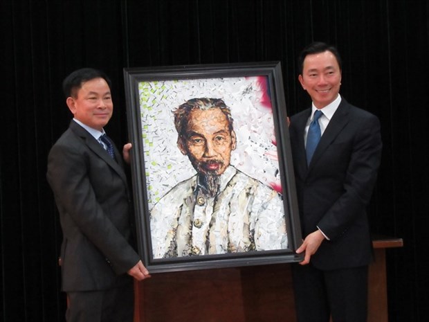 Reciben en Vietnam retrato del Presidente Ho Chi Minh creado por artista frances hinh anh 1