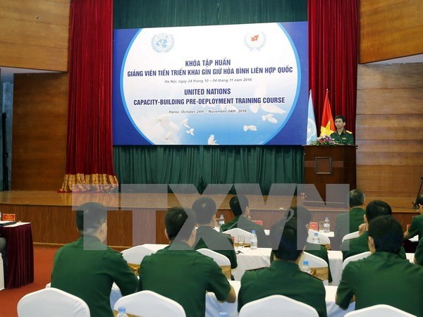 Capacitan a profesores vietnamitas de mantenimiento de la paz hinh anh 1