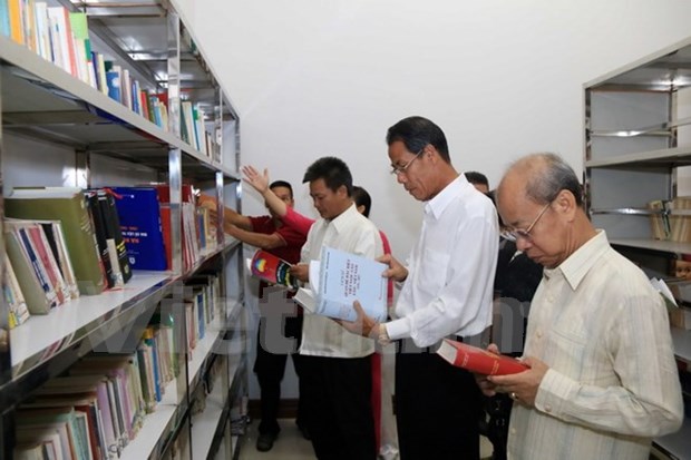 Abre biblioteca asociacion de vietnamitas residentes en Laos hinh anh 1