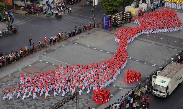 [Galeria] Miles de estudiantes desfilan con Ao Dai en Ciudad Ho Chi Minh hinh anh 1