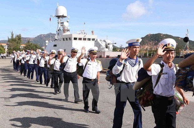 Soldados navales se dirigen hacia el archipielago de Truong Sa hinh anh 7