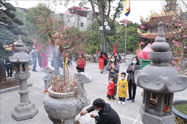 Visitar pagodas en el Ano Nuevo Lunar, bella tradicion del pueblo vietnamita hinh anh 2