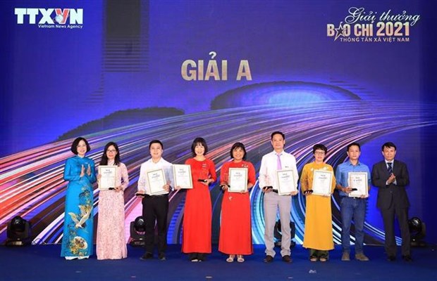 VNA entrega premios a obras periodisticas destacadas hinh anh 1