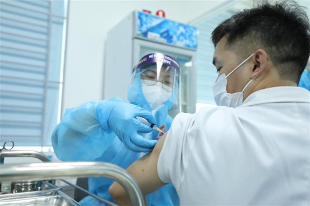 Vietnam por garantizar cobertura de vacunacion antiCOVID-19 a todos pobladores hinh anh 1