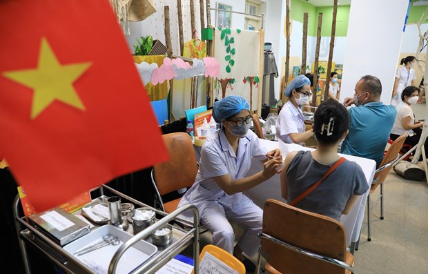 Pasaporte de vacuncacion: una de las soluciones para recuperacion economica de Vietnam hinh anh 1