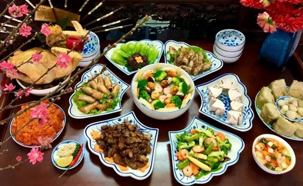 Bandeja de platos de vietnamitas en el ultimo dia del ano lunar hinh anh 1