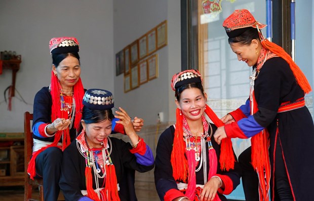 Trajes de etnias minoritarias de Vietnam resaltaran en festival hinh anh 1