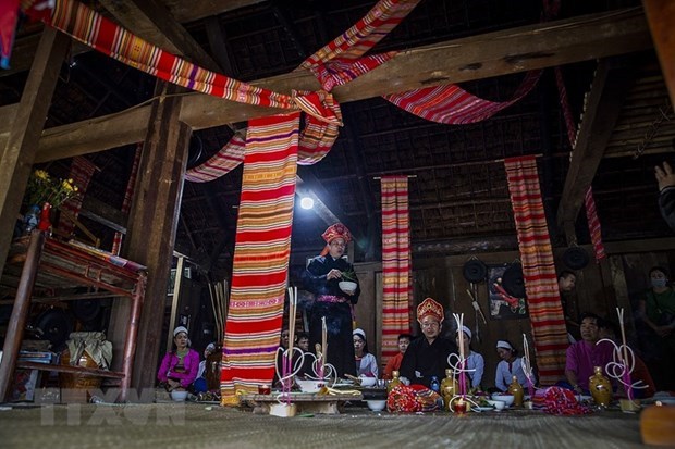 Intentan preservar patrimonio artistico de la etnia Muong hinh anh 1