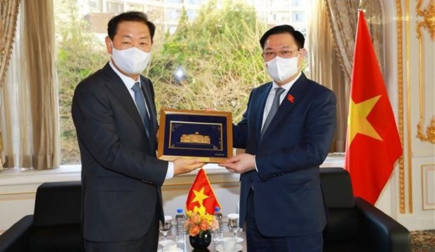 Presidente del Parlamento vietnamita recibe a gerentes de empresas surcoreanas hinh anh 1