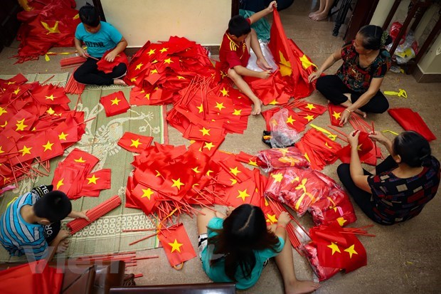 Aldea tradicional surte con orgullo a Vietnam de banderas nacionales hinh anh 1