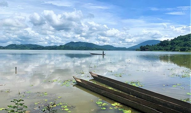 Lago de Lak: panorama mas poetico en Altiplanicie Occidental de Vietnam hinh anh 1