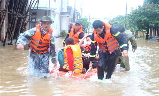 Region costera central de Vietnam mejora capacidad de prevencion y control de desastres naturales hinh anh 1