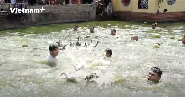 Fiesta de caza de patos anima ambiente en centenaria aldea en Hanoi hinh anh 1