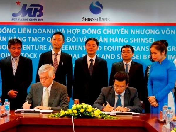 Firman bancos de Vietnam y Japon acuerdo de empresa conjunta hinh anh 1