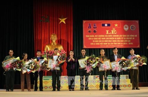 Conceden decoraciones de Laos a soldados voluntarios vietnamitas hinh anh 1