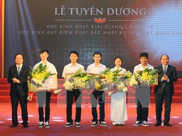 Premier elogia a estudiantes sobresalientes en concursos nacionales e internacionales hinh anh 1