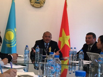 Kazajstan aspira fortalecer vinculos multifaceticos con Vietnam hinh anh 1