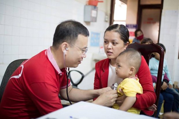 Medicos vietnamitas ofrecen medicamentos gratuitos a veteranos laosianos hinh anh 1