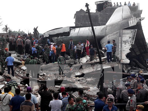 Trece muertos tras accidente del avion militar en Indonesia hinh anh 1