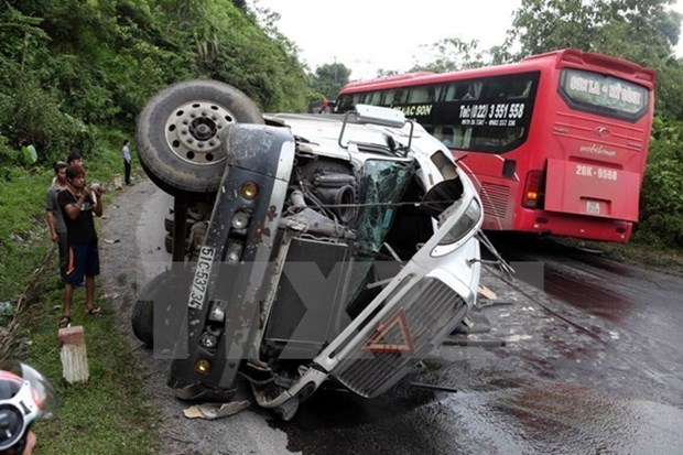 Accidentes de transporte provocan 24 muertos y 60 heridos cada dia en Vietnam hinh anh 1
