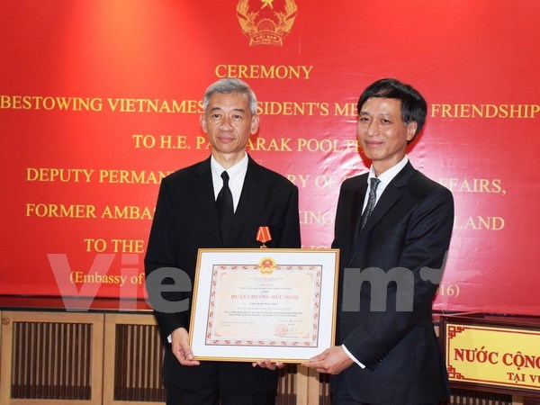 Confiere presidente de Vietnam Orden de Amistad a ex embajador tailandes hinh anh 1