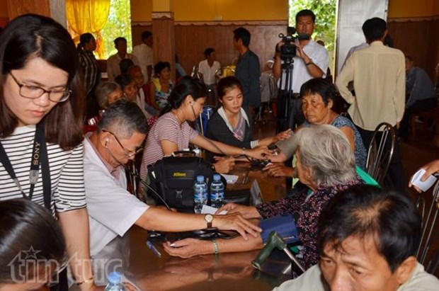 Doctores vietnamitas efectuan programa medico gratuito en Camboya hinh anh 1
