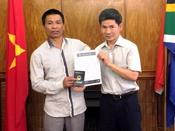 Embajada de Vietnam en Sudafrica ayuda a coterraneo accidentado hinh anh 1