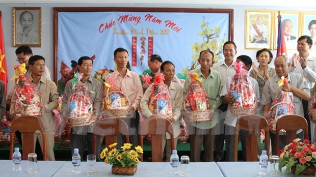 Entregan regalos a vietnamitas en condiciones dificiles en Camboya hinh anh 1
