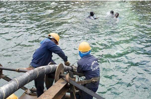 Finalizan reparacion de cables de fibra optica submarinos de Vietnam hinh anh 1
