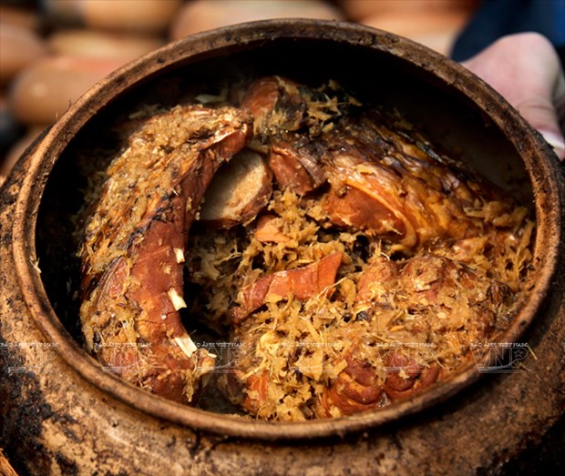 Famoso pescado cocinado a fuego lento de Dai Hoang hinh anh 1