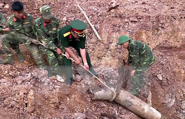Detectan una bomba de 240 kilogramos en provincia centrovietnamita hinh anh 1