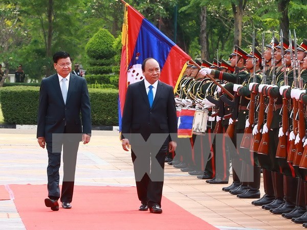 Prensa laosiana destaca significado de visita de premier vietnamita hinh anh 1