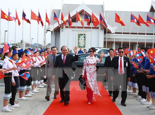 Premier vietnamita concluye visita oficial a Laos hinh anh 1