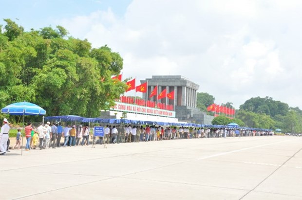 Miles visitantes rinden tributo a Ho Chi Minh en Dia de Reunificacion Nacional hinh anh 1