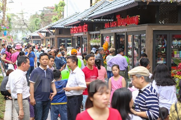Calle de libros de Hanoi atrae gran interes del publico hinh anh 1