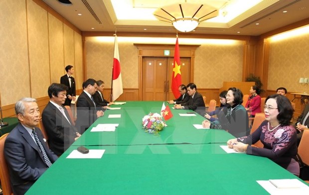 Gobernador de prefectura japonesa de Fukuoka recibe a vicepresidenta vietnamita hinh anh 1