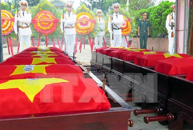 Thua Thien-Hue: Efectuan ceremonia de entierro de martires vietnamitas caidos en Laos hinh anh 1