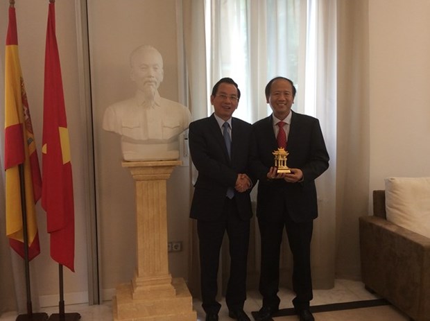 Funcionarios de Hanoi visitan Suiza y Espana hinh anh 1