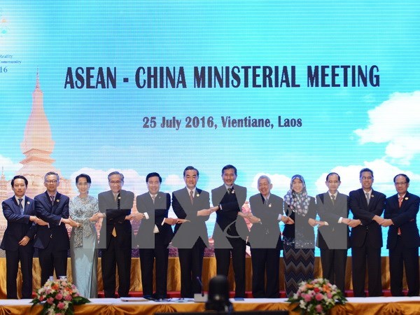 Altos funcionarios de ASEAN y China debaten sobre DOC hinh anh 1