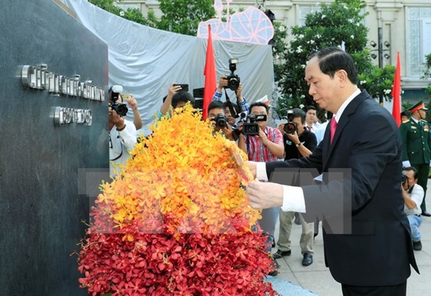 Lideres vietnamitas rinden tributo al Presidente Ho Chi Minh hinh anh 2