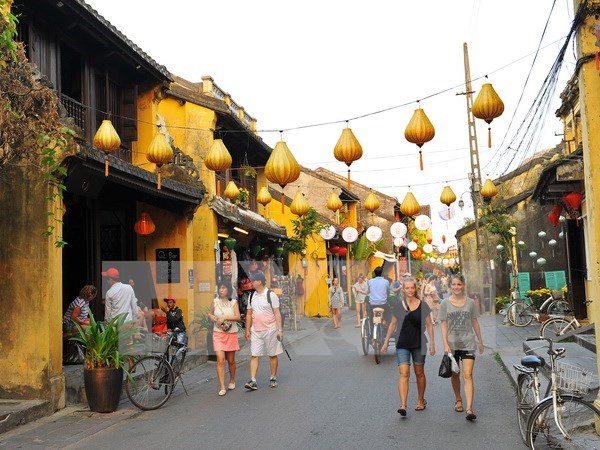 En alza llegada de turistas extranjeros a Vietnam hinh anh 1