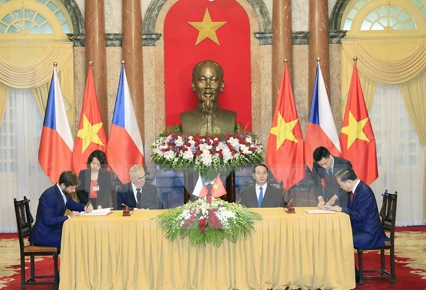 Presidente checo finaliza fructifera visita a Vietnam hinh anh 1