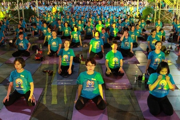 Casi mil personas participan en ejercicios masivos de yoga en Da Nang hinh anh 1